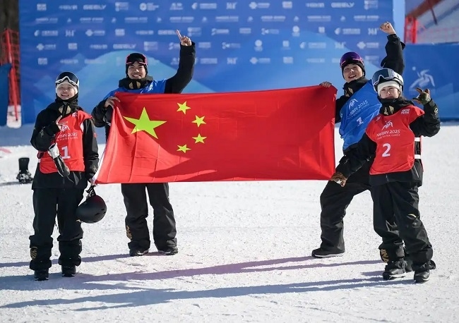 2月10日，中國隊選手張小楠、楊文龍、姜鑫杰與熊詩芮（從左至右）在比賽后慶祝。新華社記者 楊青攝