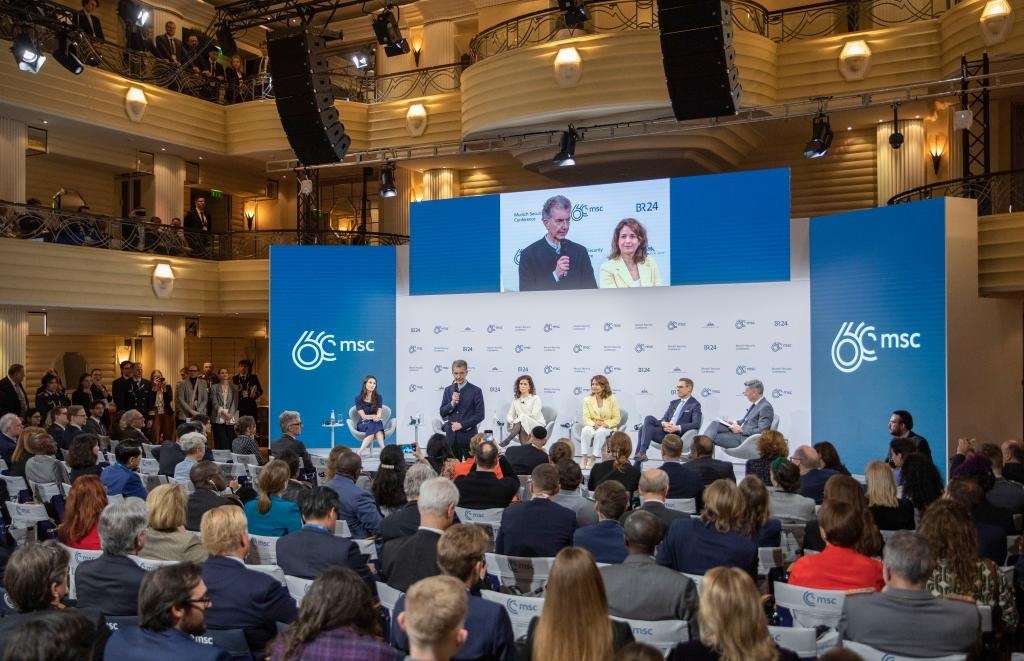 2024年2月18日，慕安會主席克里斯托夫·霍伊斯根（中左二）在德國慕尼黑舉行的第60屆慕尼黑安全會議上發(fā)表閉幕致辭。新華社記者 張帆 攝