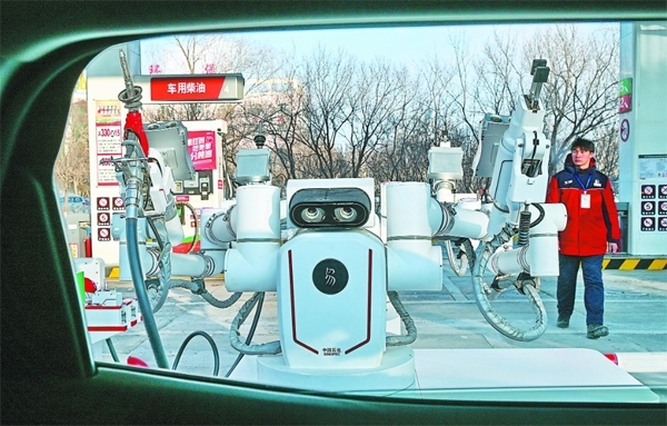 智能加油機器人在加能站工作。受訪者供圖