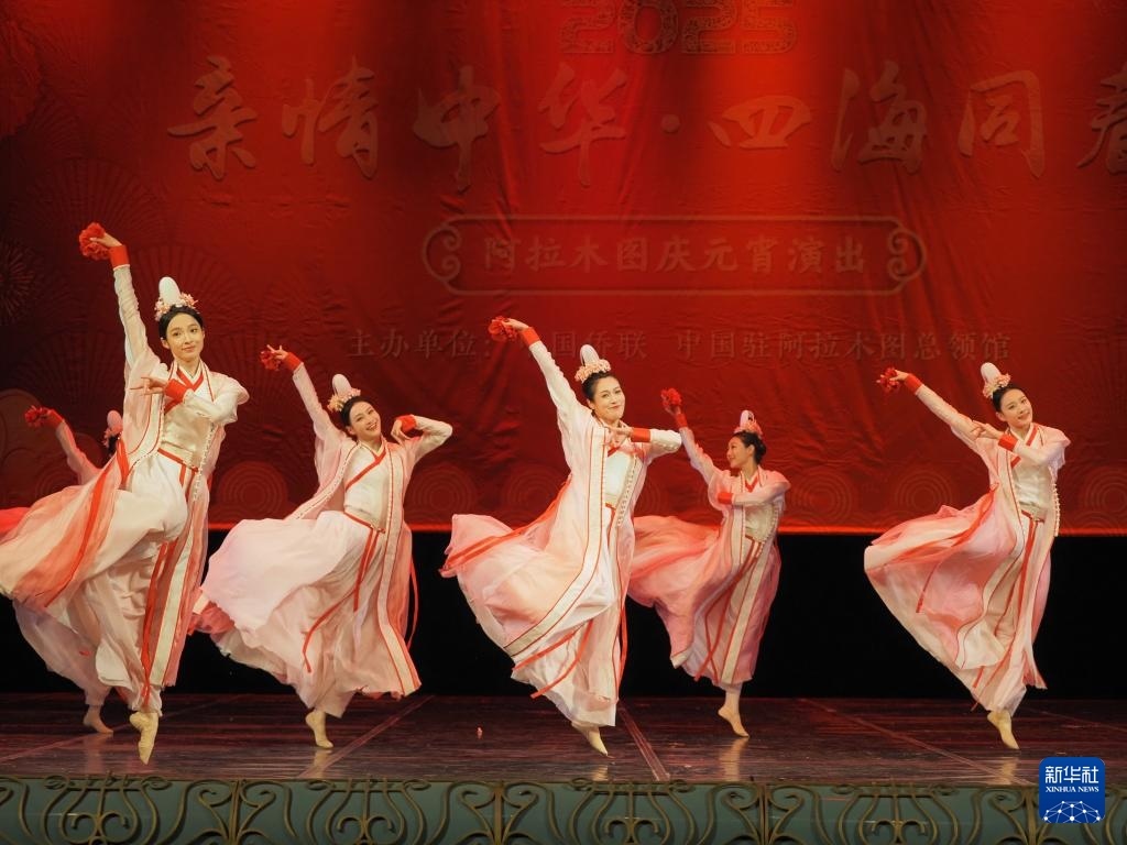 2月11日，在哈薩克斯坦阿拉木圖的阿拜國(guó)家歌劇和芭蕾舞劇院，中國(guó)演員表演舞蹈《元日霓裳》。新華社記者 趙宇 攝