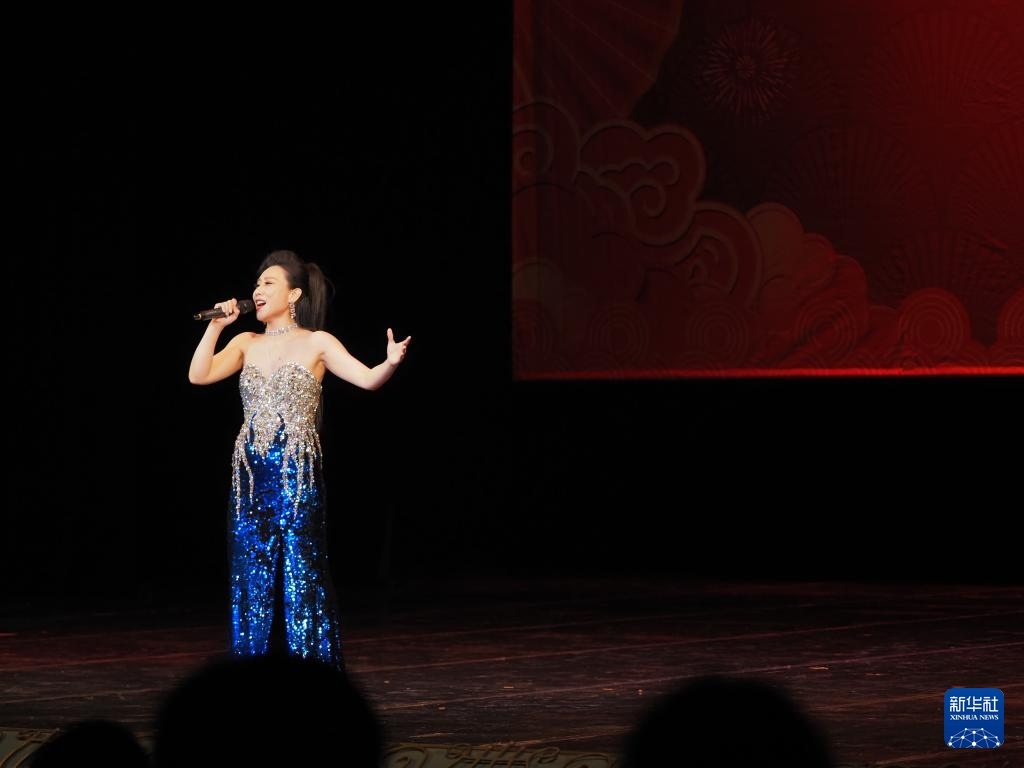 2月11日，歌手在哈薩克斯坦阿拉木圖的阿拜國(guó)家歌劇和芭蕾舞劇院演唱歌曲。新華社記者 趙宇 攝