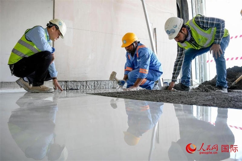 鋪地磚。人民網(wǎng)塔里克·易卜拉欣攝