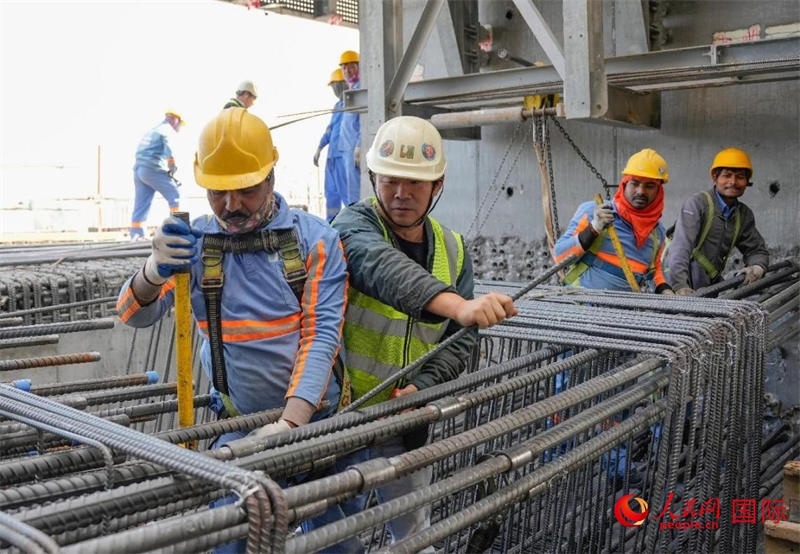 扎鋼筋。人民網(wǎng)塔里克·易卜拉欣攝