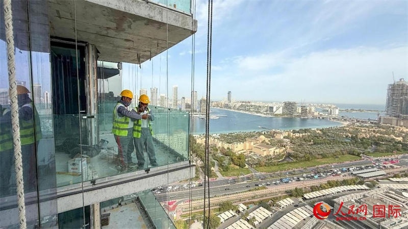 工人正在高層作業(yè)。人民網(wǎng)塔里克·易卜拉欣攝