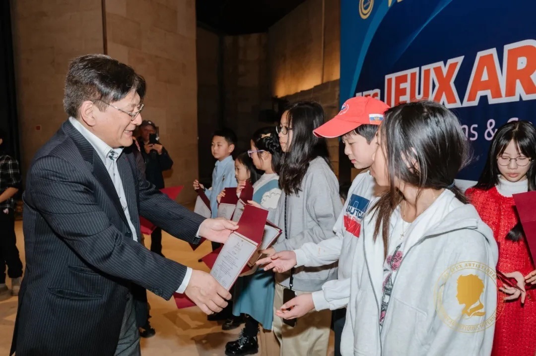 圖2：亞丁為獲獎(jiǎng)兒童頒發(fā)證書(shū)。法中交流促進(jìn)會(huì)供圖