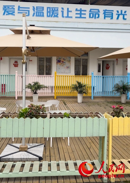 為讓“老小孩”住著開心，南泉鎮(zhèn)衛(wèi)生院設計成幼兒園風格。人民網(wǎng) 陳葉欣攝