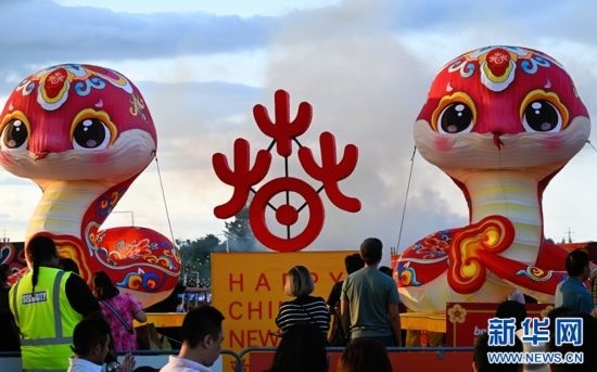 圖為游客在2025年奧克蘭元宵燈節(jié)游覽。（圖片由奧克蘭中國文化中心提供）