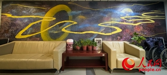 清華長(zhǎng)庚醫(yī)院掛著一幅名為“生命長(zhǎng)河”的畫(huà)，家屬將離世親人的名字寫(xiě)在上面。人民網(wǎng) 陳葉欣攝