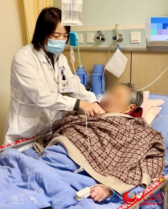 廖澤燕為張婆婆聽(tīng)診。人民網(wǎng)記者 金慧慧攝