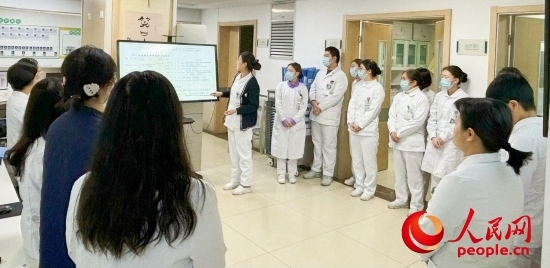 華西第四醫(yī)院姑息醫(yī)學(xué)科交班會(huì)上，護(hù)士介紹患者情況。人民網(wǎng)記者 金慧慧攝