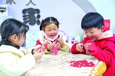 圖為孩子們在老師指導(dǎo)下制作蛇年主題剪紙。 新華社記者 徐昱攝