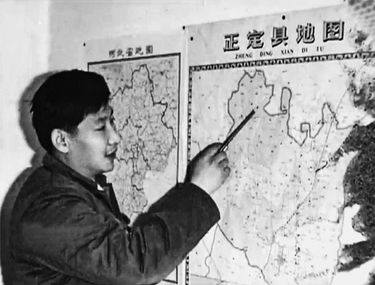 習(xí)近平在辦公室地圖前謀劃正定的發(fā)展。（圖源：《讓群眾過上好日子——習(xí)近平正定足跡》）