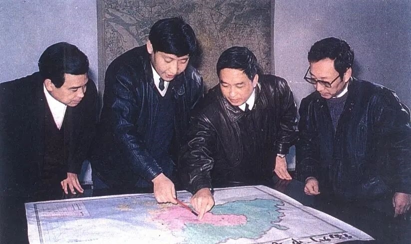 1991年12月，習(xí)近平與同事討論福州市戰(zhàn)略規(guī)劃設(shè)想。（圖源：《習(xí)近平在福州》）