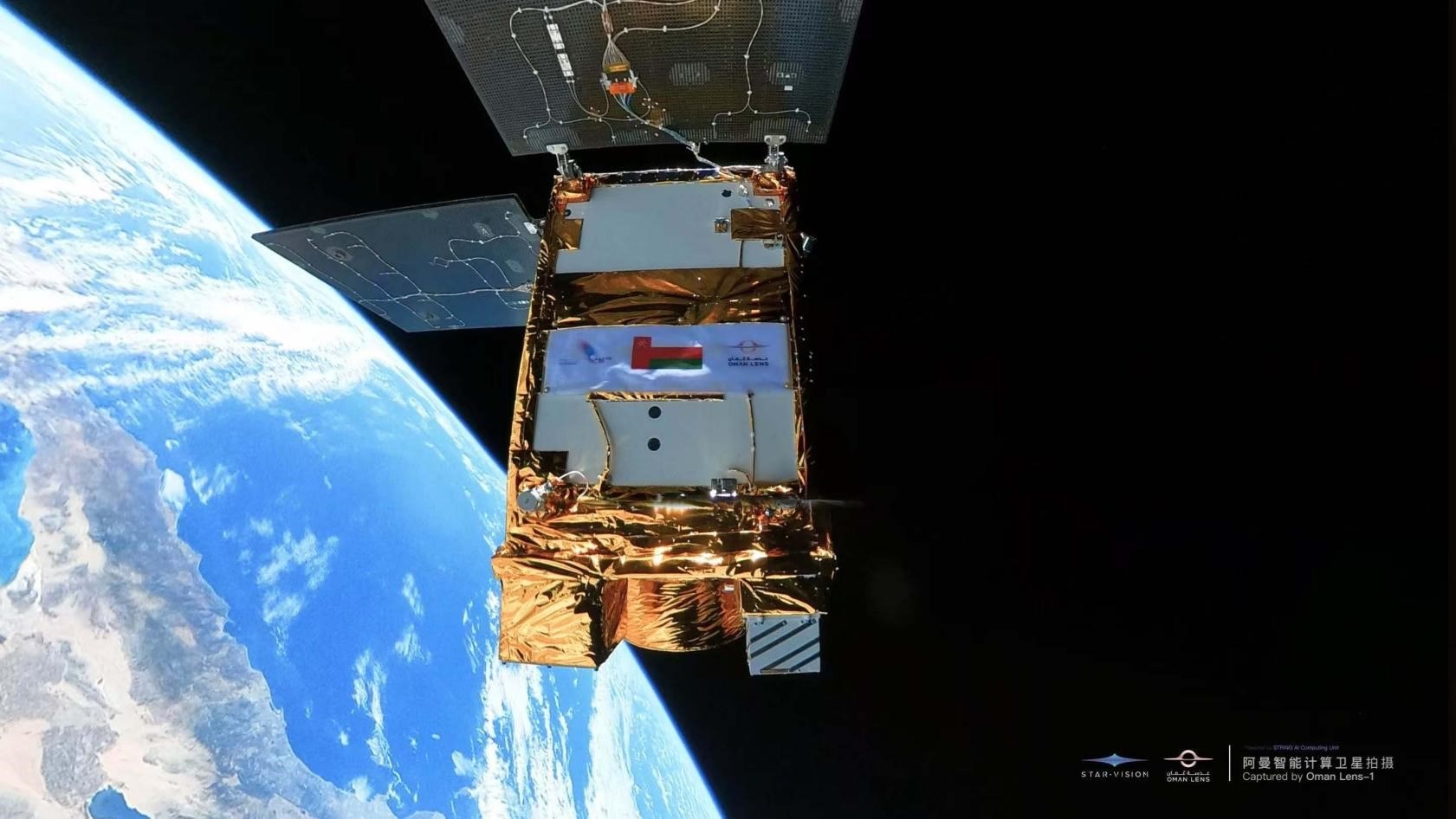 阿曼智能遙感衛(wèi)星一號(hào)近日在太空中自拍。阿曼蘭斯航天公司供圖