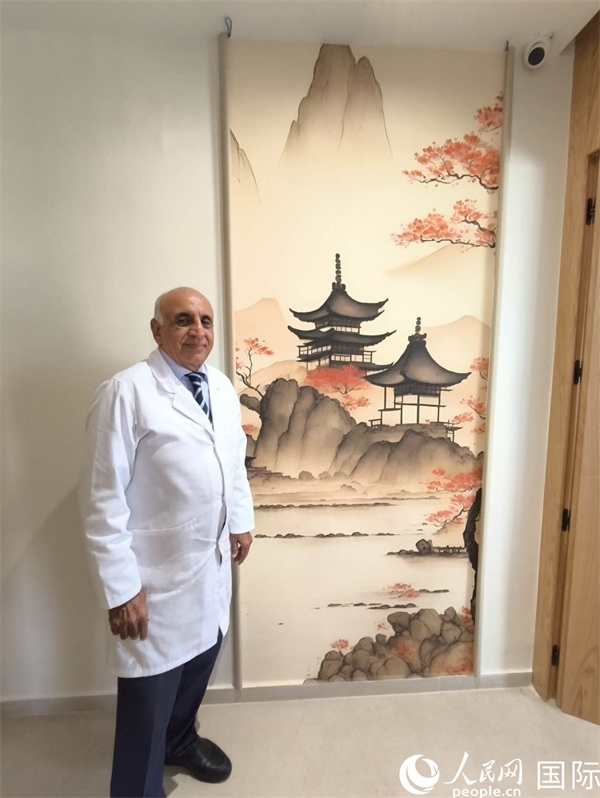 哈利勒的診所中國(guó)元素很濃。人民網(wǎng)記者 黃培昭攝