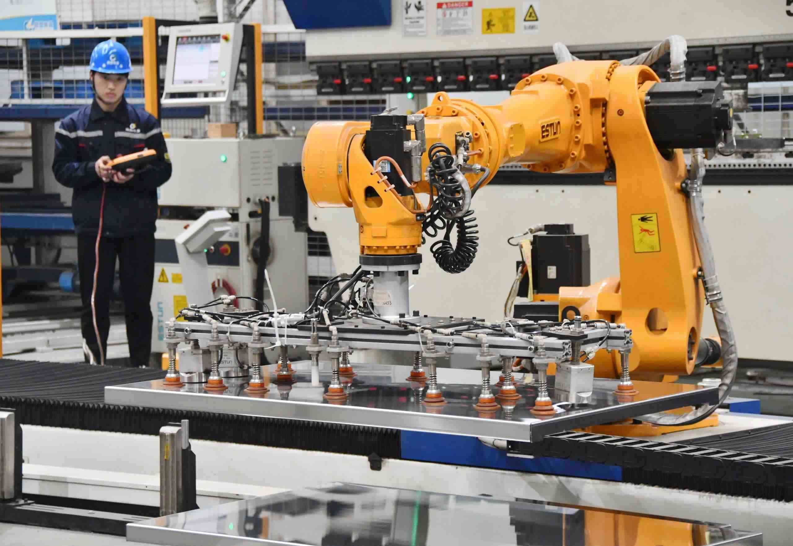 △2025年2月21日，河北邯鄲永年區(qū)工業(yè)園區(qū)的一家企業(yè)，工人正在操控工業(yè)機器人作業(yè)。