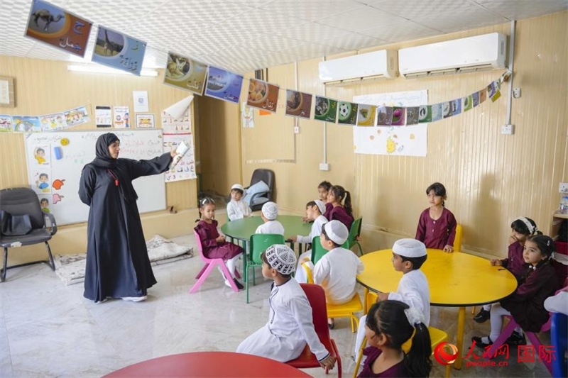 在庫姆扎爾的學(xué)校，老師正在給孩子們上課。人民網(wǎng) 塔里克·易卜拉欣攝