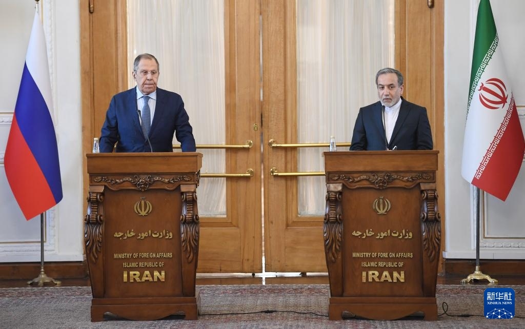 2月25日，在伊朗德黑蘭，伊朗外交部長阿拉格齊（右）與俄羅斯外長拉夫羅夫出席聯(lián)合新聞發(fā)布會。新華社記者 沙達(dá)提 攝