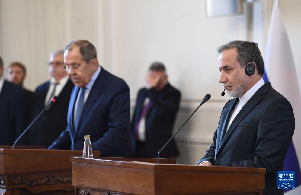 2月25日，在伊朗德黑蘭，伊朗外交部長阿拉格齊（右）與俄羅斯外長拉夫羅夫出席聯(lián)合新聞發(fā)布會。新華社記者 沙達(dá)提 攝