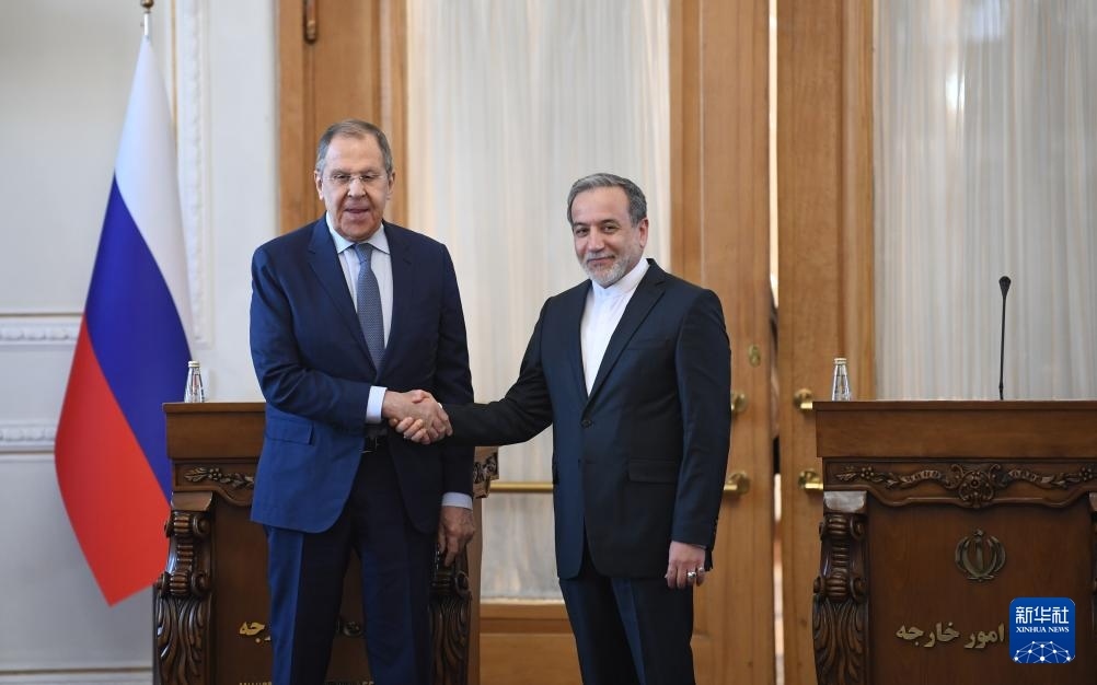 2月25日，在伊朗德黑蘭，伊朗外交部長阿拉格齊（右）與俄羅斯外長拉夫羅夫出席聯(lián)合新聞發(fā)布會。新華社記者 沙達(dá)提 攝