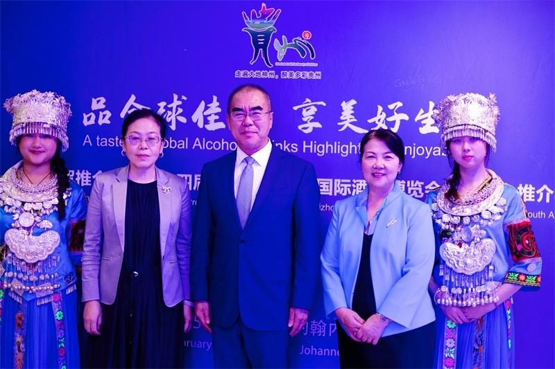 潘慶江總領(lǐng)事與王洪波秘書長(zhǎng)合影。（南非貴州商會(huì)供圖）