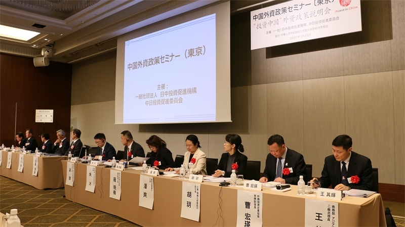 商務(wù)部和工業(yè)和信息化部相關(guān)司局負(fù)責(zé)人進(jìn)行政策說明以及答疑解惑。人民網(wǎng) 許可攝