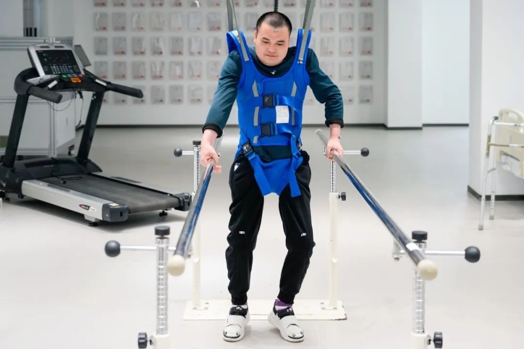 在術(shù)后第14天，患者依靠自身運動意圖行走。復(fù)旦大學(xué)供圖