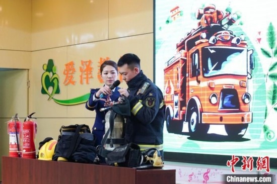 圖為消防員介紹消防裝備。中新社記者 趙宇航 攝