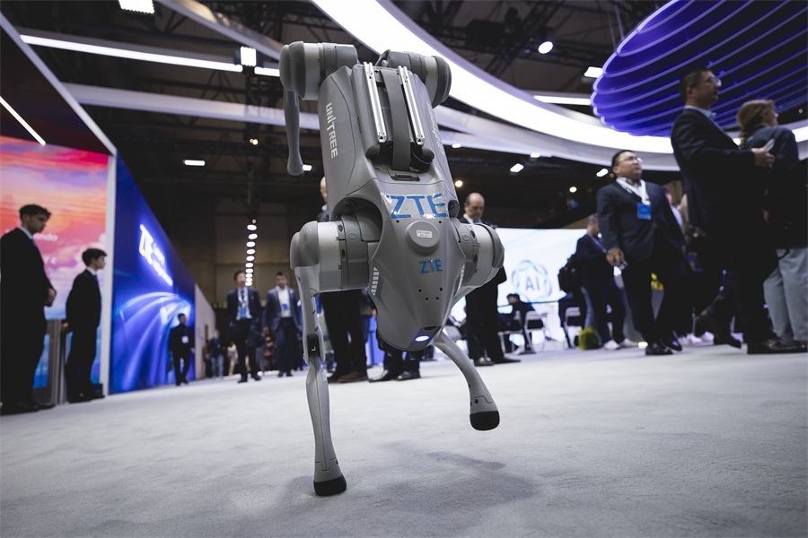 中興展位上的機(jī)器狗。