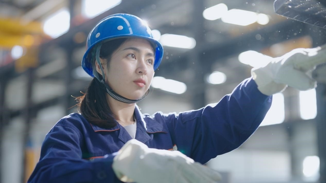 老中鐵路有限公司萬象運(yùn)營(yíng)管理中心機(jī)輛車間希達(dá)在工作中。老中鐵路有限公司供圖