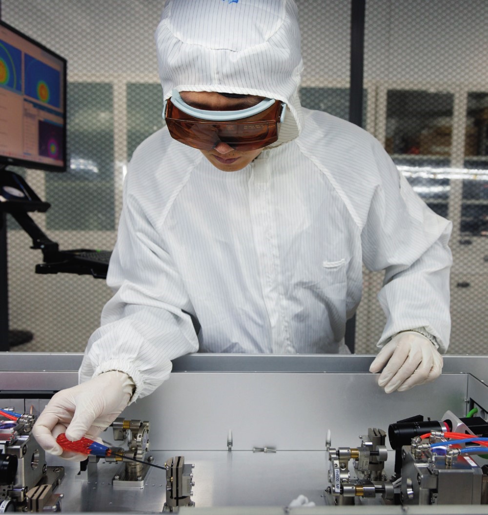 科研人員在廣東東莞阿秒科學(xué)中心實驗室調(diào)試高性能激光器（2025年1月10日攝）。金立旺攝/本刊