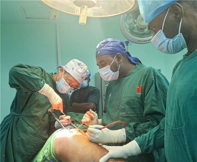 王磊醫(yī)師手術(shù)中。中國援桑醫(yī)療隊(duì)供圖