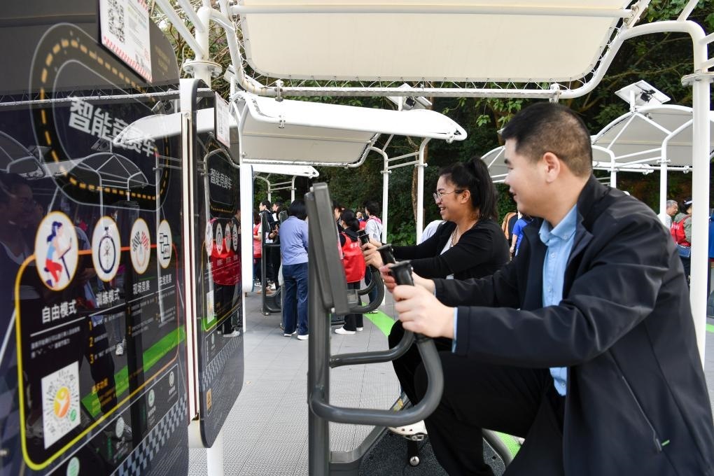 2024年1月20日，市民在蓮花山公園西區(qū)室外智能健身房參加競賽活動。當日，深圳市室外智能健身競賽活動舉行。新華社記者 梁旭 攝