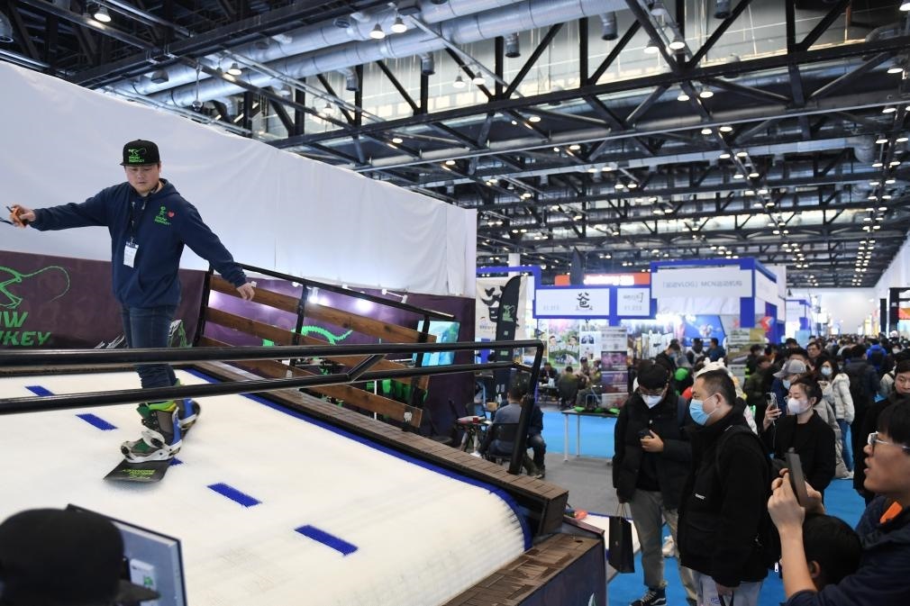 2023年2月11日，參觀者在展會上了解一款模擬滑雪設備。當日，2023亞洲運動用品與時尚展在國家會議中心拉開帷幕。新華社記者 張晨霖 攝