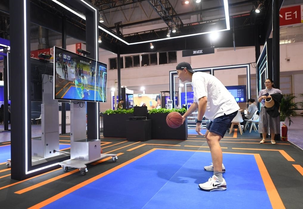 2023年8月25日，在HICOOL2023全球創(chuàng)業(yè)者峰會展覽展示區(qū)，觀眾體驗AI智慧體育運動系統(tǒng)。當日，HICOOL2023全球創(chuàng)業(yè)者峰會在位于北京市順義區(qū)的中國國際展覽中心（新館）開幕。新華社記者 任超 攝