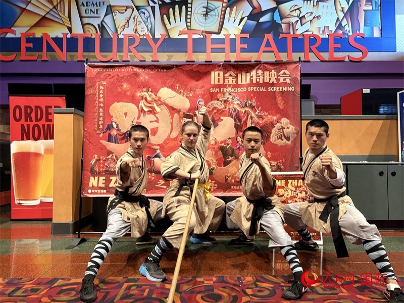 舊金山少林文化中心青少年在特映會(huì)現(xiàn)場進(jìn)行武術(shù)表演 鄧圩攝
