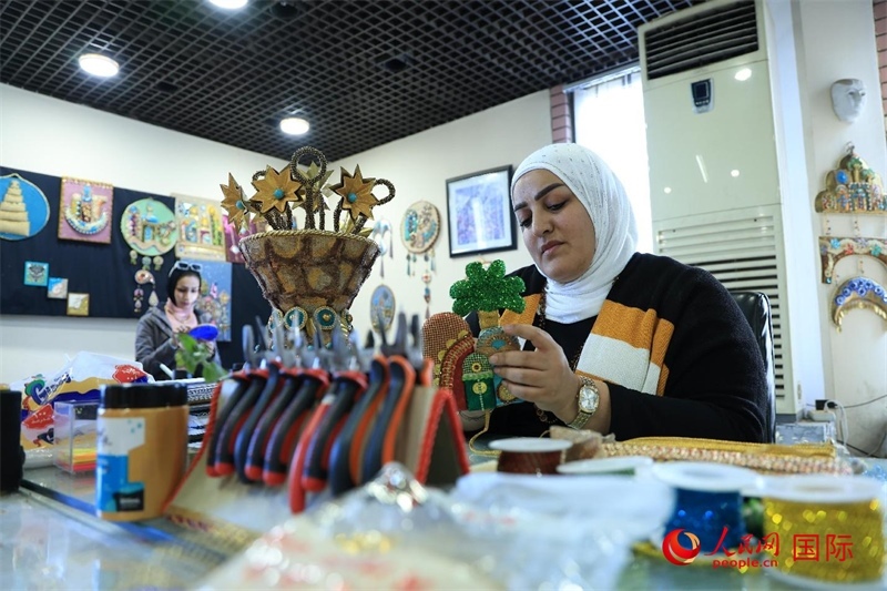 設(shè)計(jì)師娜達(dá)在制作巴比倫時(shí)期飾品。人民網(wǎng)伊納斯·易卜拉欣攝