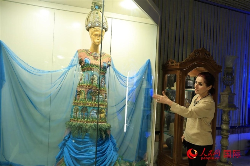 設(shè)計(jì)師展示服飾。人民網(wǎng)伊納斯·易卜拉欣攝