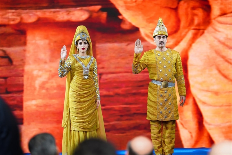 伊拉克時(shí)尚館舉辦的時(shí)裝展上，模特展示亞述時(shí)期服飾。伊拉克時(shí)尚館供圖