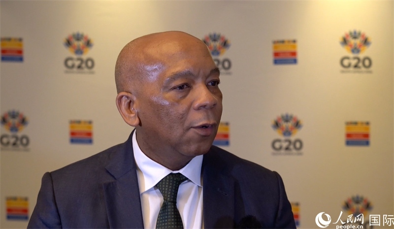 南非電力與能源部長洛西恩佐·拉莫豪帕接受人民網(wǎng)南非公司記者采訪。人民網(wǎng) 劉暢攝