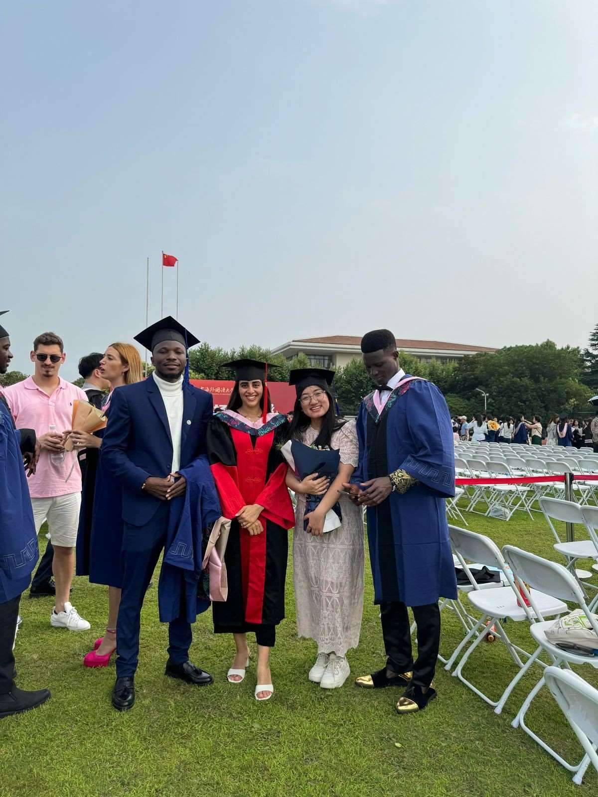 卡友琪（右三）在中國(guó)獲得學(xué)位后與同學(xué)合影。受訪者供圖