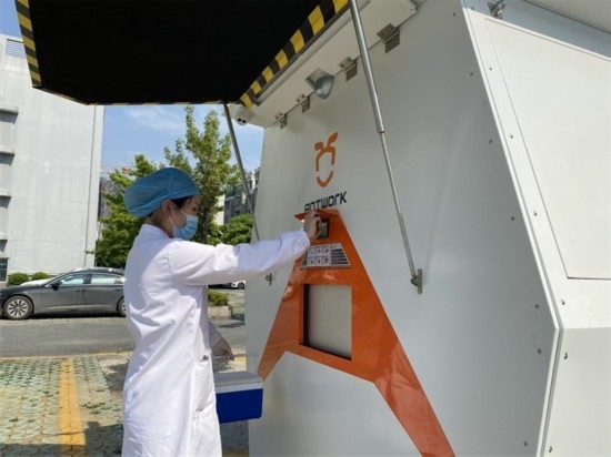 醫(yī)院接收無(wú)人機(jī)送來(lái)的醫(yī)療樣本。受訪者供圖
