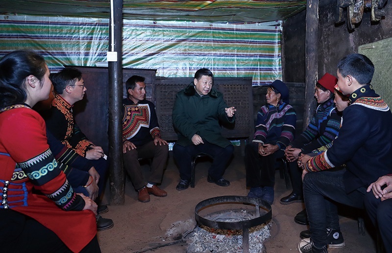 △2018年2月11日，四川涼山彝族自治州昭覺(jué)縣三岔河鄉(xiāng)三河村，習(xí)近平總書記來(lái)到村民節(jié)列俄阿木家中看望。