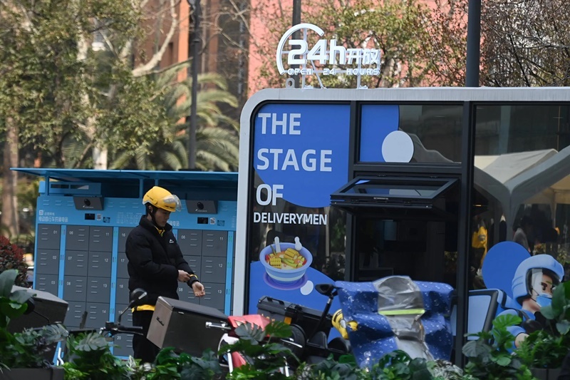 2024年3月15日，位于浙江杭州城西銀泰城廣場(chǎng)的“小哥驛站”正式啟用，網(wǎng)約車司機(jī)等新就業(yè)形態(tài)勞動(dòng)者可在此短暫休憩、補(bǔ)給。