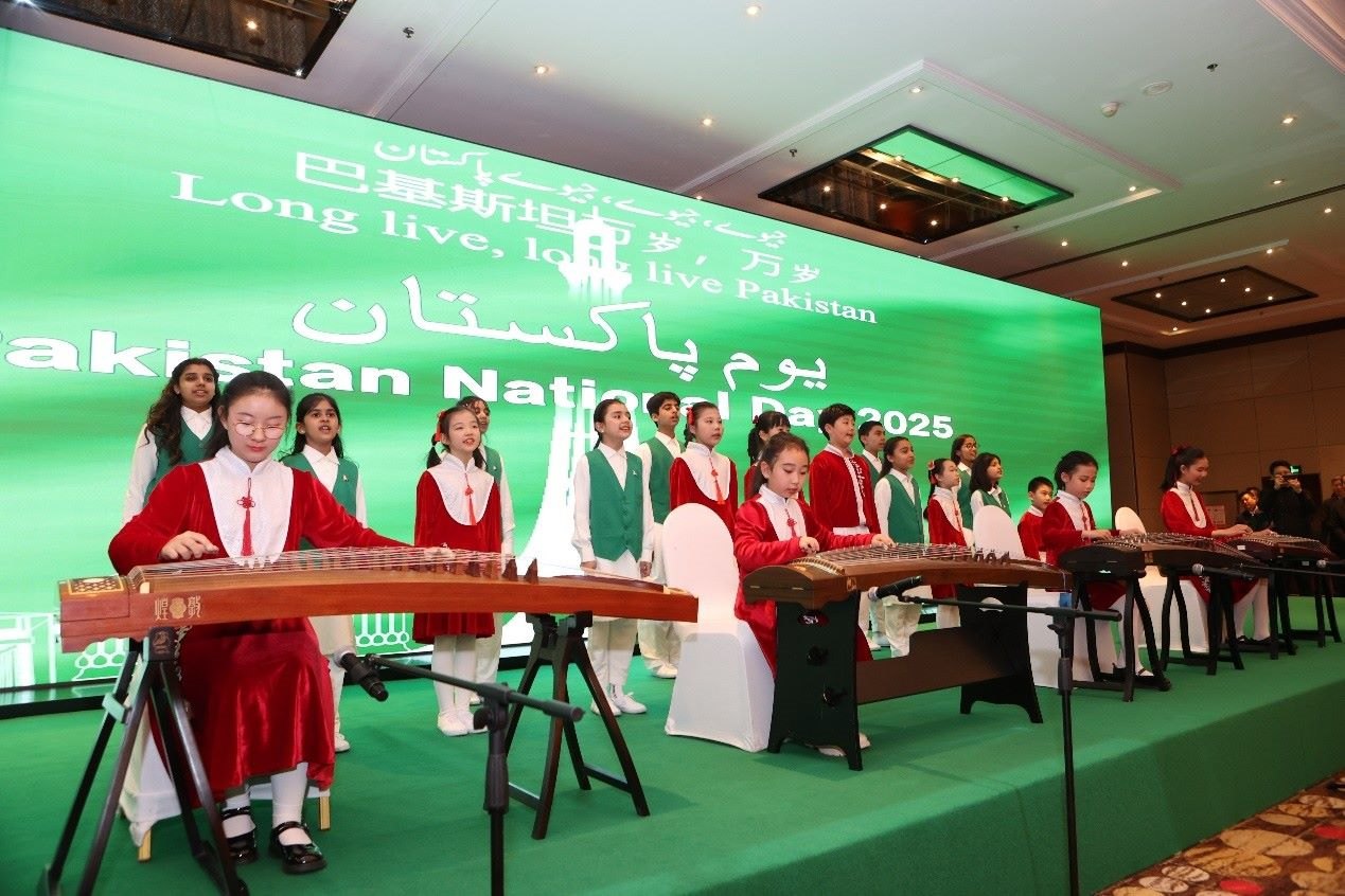 中巴兩國學生演出。巴基斯坦駐華大使館供圖