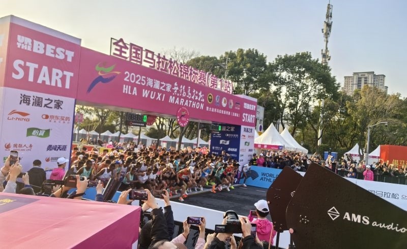 參賽選手沖出起跑線。 人民網(wǎng)記者 楊磊攝