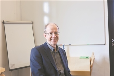 德國物理學(xué)會(huì)主席、雷根斯堡大學(xué)凝聚態(tài)物理學(xué)家克勞斯·里希特教授。駐德國記者 李山攝