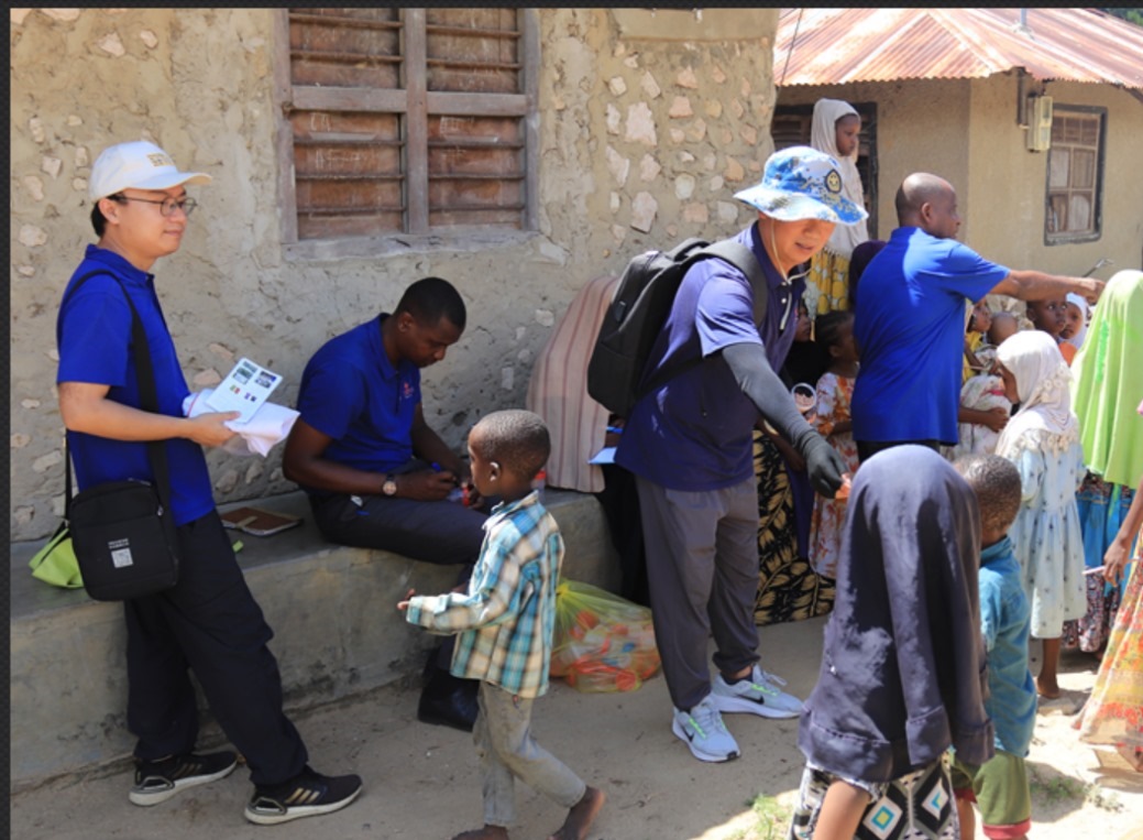 專家組向村民發(fā)放健康教育手冊和健康教育用品。專家組供圖