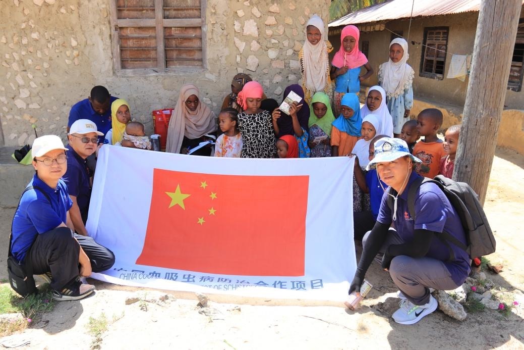 專家組與當(dāng)?shù)卮迕窈嫌?。專家組供圖