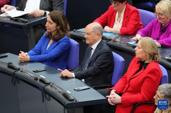 3月25日，在德國柏林，朔爾茨（中）出席新一屆德國聯(lián)邦議院首次全體會議。新華社記者 杜哲宇 攝